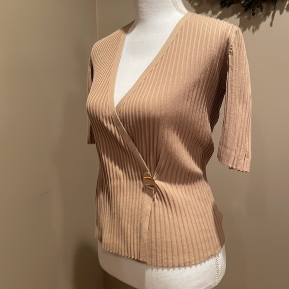 Ann Taylor Short Sleeve Tan V-Neck Sweater Size Small - Picture 2 of 7